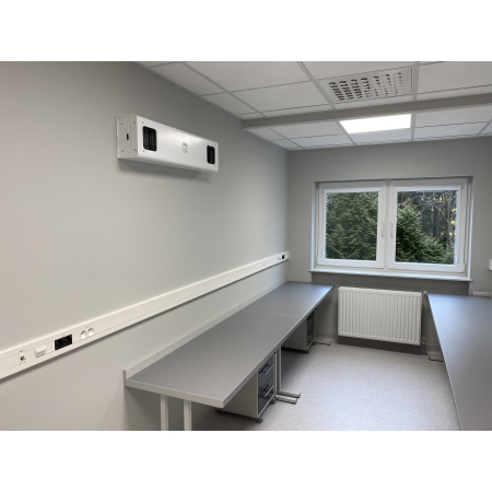 widok białej lampy ASEPTOR  zamontowanej na ścianie w gabinecie lekarskim